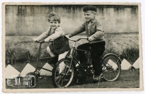 Lata 50. Dzieci na rowerkach z rodziny Abend
